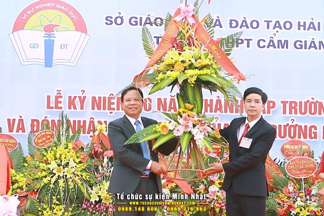 Đồng chí Vương Đức Sáng - UVBTV Tỉnh ủy - Phó Chủ tịch UBND tỉnh Hải Dương  tặng hoa chúc mừng nhà trường